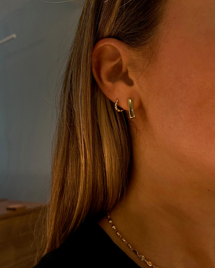 Pebble Huggies | Yellow Gold